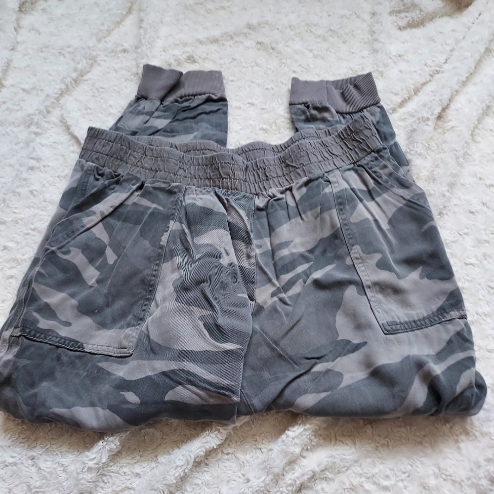 Splendid Rayon Comfy green camo joggers with pockets Large Gorpcore Athleisure
